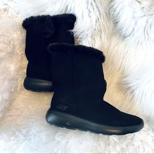 Skechers black boots Size 6 Leather Upper Pull On Faux Fur Lining Memory Foam
